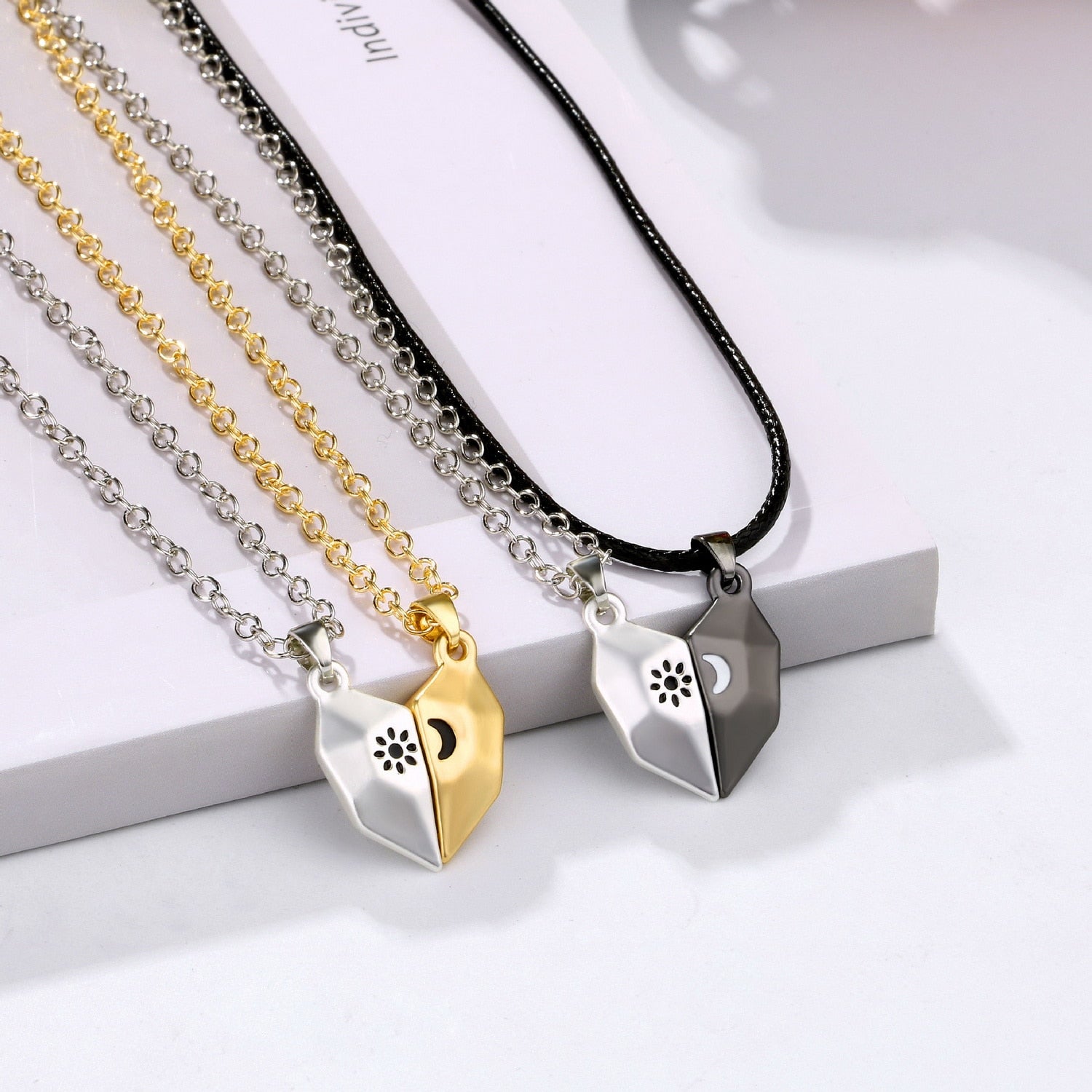 2Pcs/Set Couple Necklace for Women Heart Magnetic Sun Moon Paired Pendant Matching Jewelry Girlfriend Wedding Party Chain Choker
